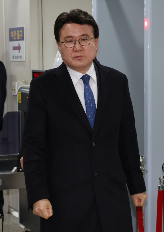 문재인 정부 청와대의 '울산시장 선거 개입 의혹'으로 기소된 황운하 더불어민주당 의원이 지난달 29일 오후 서울 서초구 서울중앙지법에서 열린 선고공판을 마친 뒤 법정을 나서고 있다.  서울중앙지법 형사합의21-3부(김미경 허경무 김정곤 부장판사)는 29일 선고공판에서 이른바 '하명 수사'에 나선 혐의로 기소된 황 의원에게 총 3년을 선고했다. <연합뉴스>